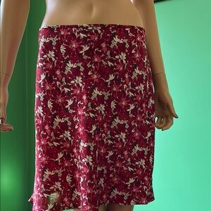 🤍🤍NWOT Old Navy Red Floral Skirt🤍🤍